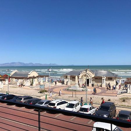 At The Beach - Muizenberg Кейптаун Екстериор снимка