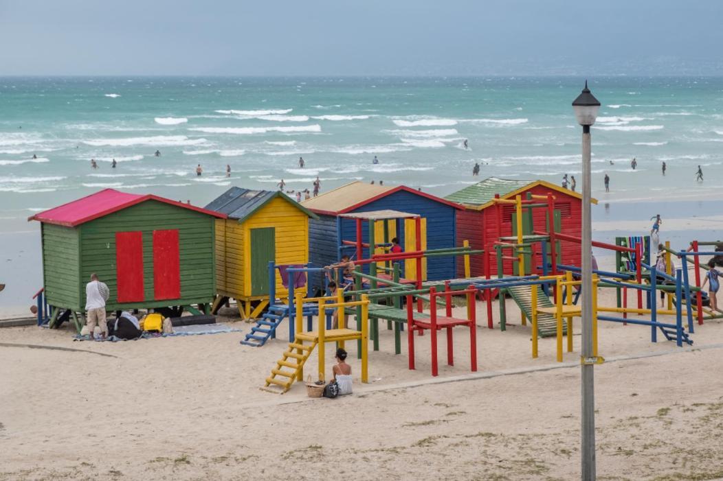 At The Beach - Muizenberg Кейптаун Екстериор снимка