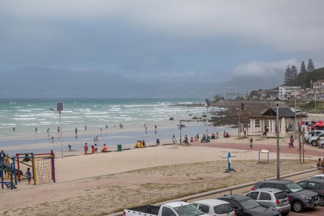 At The Beach - Muizenberg Кейптаун Екстериор снимка