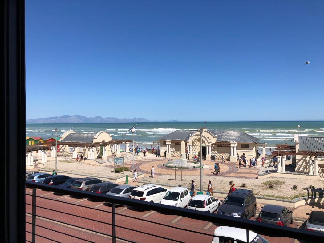 At The Beach - Muizenberg Кейптаун Екстериор снимка