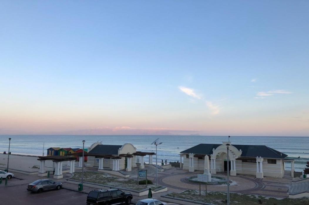 At The Beach - Muizenberg Кейптаун Екстериор снимка